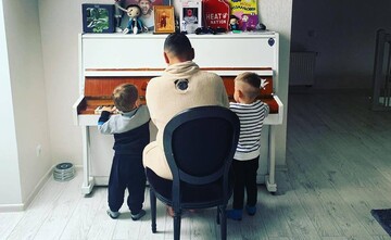 Весь в папу: MONATIK умилил поклонников домашним видео с сыном