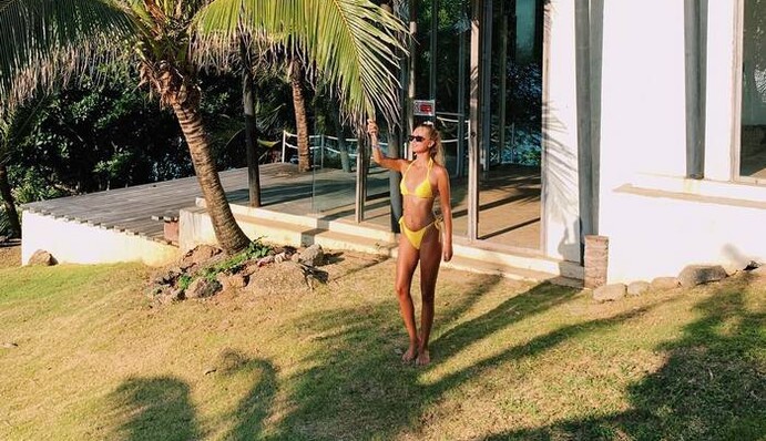 Молодая жена Тищенко поделилась пикантными фото в ярком бикини