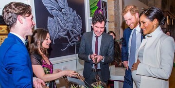 В белом и на каблуках: беременная Меган Маркл вышла в свет с принцем Гарри