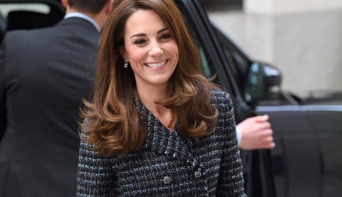 В короткой юбке и дорогих серьгах: Кейт Миддлтон покорила образом