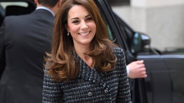 В короткой юбке и дорогих серьгах: Кейт Миддлтон покорила образом