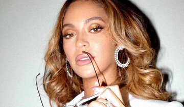 Бейонсе пришла на вечеринку без бюстгальтера