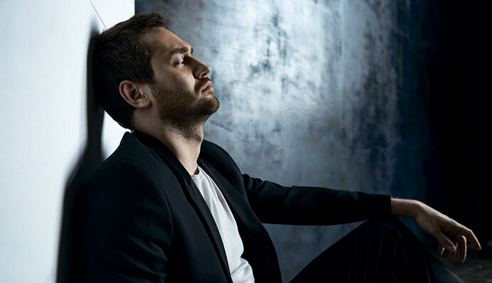 Задевает душу: известный украинский певец растрогал романтической песней о любви