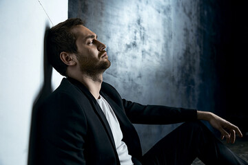 Задевает душу: известный украинский певец растрогал романтической песней о любви