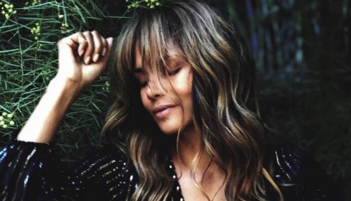 52-летняя Холли Берри показала фигуру в мини за 8 тысяч долларов