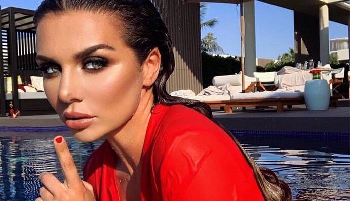 Скромности ноль: Седокову раскритиковали за пошлые игры с шариком