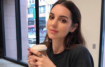 Звезда американских сериалов появилась в платье от украинского бренда