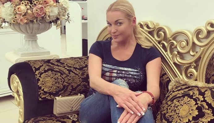 Собралась замуж: Волочкова примерила полупрозрачное платье невесты