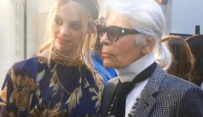 Названа причина, из-за которой Карл Лагерфельд постоянно носил перчатки