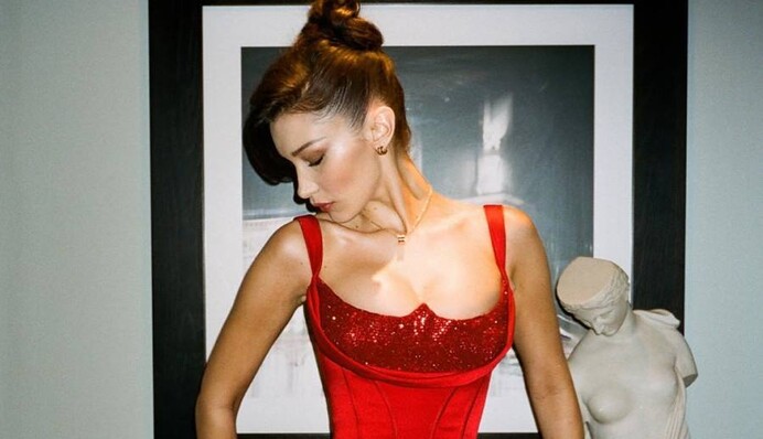 Известная супермодель блеснула пышным бюстом в шикарном платье