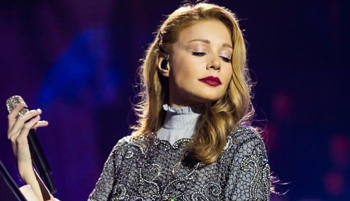 В мини и туфлях за 26 тысяч гривен: Тина Кароль покорила красотой