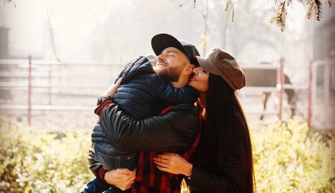 Любовь зашкаливает: Влад Яма растрогал поклонников нежным фото с женой и сыном