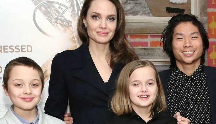 Редкий выход: Джоли вместе с шестью детьми посетила светское мероприятие