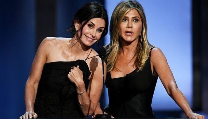 Сломался в воздухе: Дженнифер Энистон и Кортни Кокс едва не погибли в авиакатастрофе