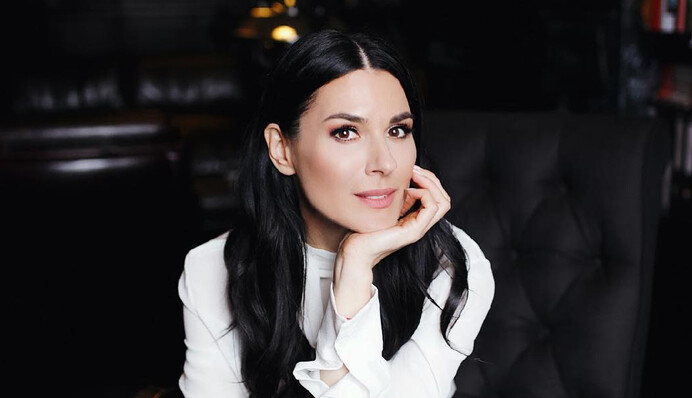 Я демократичная мама и стулья по гримерке не бросаю - Мария Ефросинина