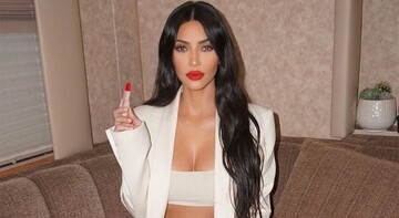 Пластик и ракушки: Ким Кардашьян сменила за вечер два смелых наряда