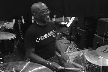 Умер музыкант культовой британской группы: названа причина смерти