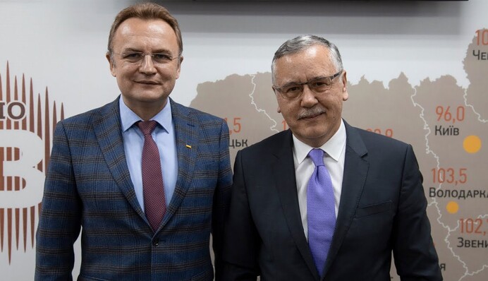 Спільний фронт проти Порошенка: що стоїть за об'єднанням Гриценка і Садового