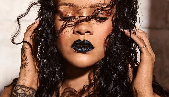 В купальнике и на шпильках: соблазнительная Рианна поделилась откровенным фото