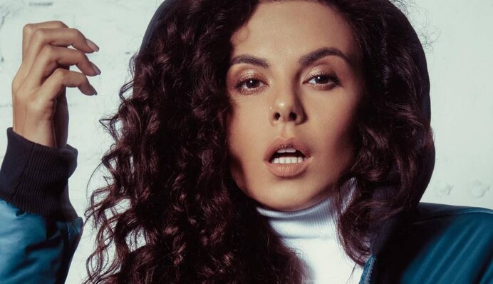 Пошловато: Настя Каменских в откровенном наряде вызвала споры