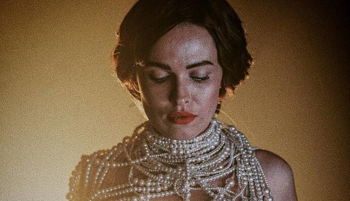 Астафьева взяла себя за грудь в пикантной фотосессии