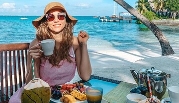 Топлес на Мальдивах: Анфиса Чехова блеснула пышным бюстом