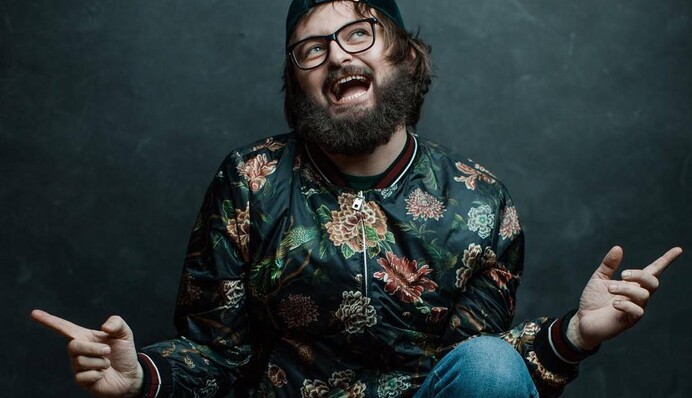 Лихие 90-е? DZIDZIO без бороды произвел фурор в сети