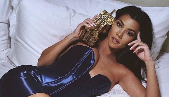 У зеркала в ванной: Кортни Кардашьян снялась полностью обнаженной