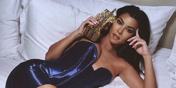 У зеркала в ванной: Кортни Кардашьян снялась полностью обнаженной