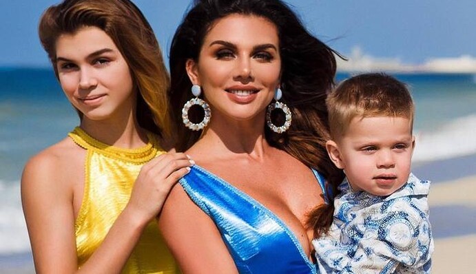 Вспомнила о родине? Седокова с дочерью нарядились в цвета украинского флага