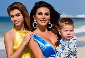 Вспомнила о родине? Седокова с дочерью нарядились в цвета украинского флага