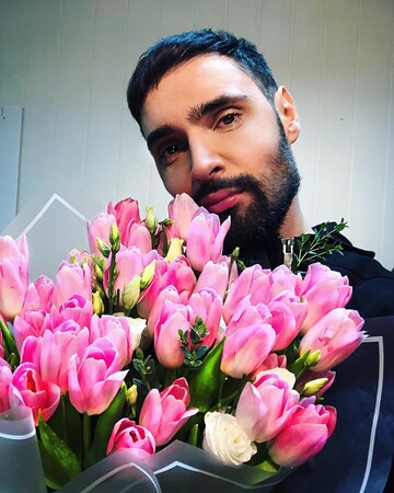 Потап с цветами и Козловский на столе: как поздравили женщин с 8 Марта украинские звезды