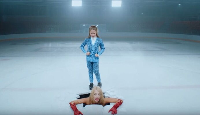 Полякова в новом клипе провалилась под лед