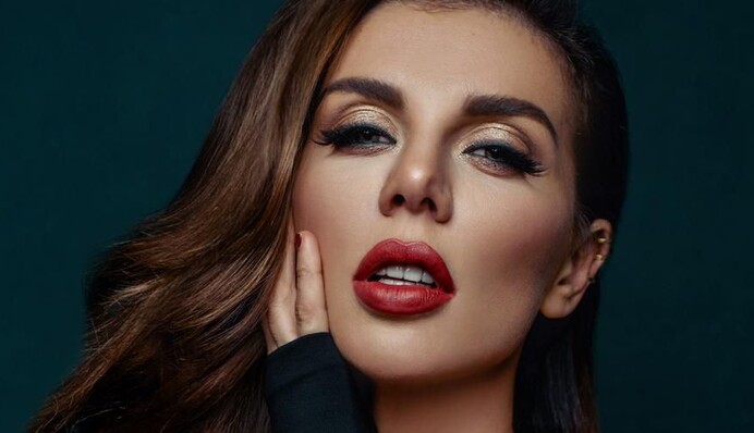 Просто дно: Седокова разозлила сеть фото без трусов