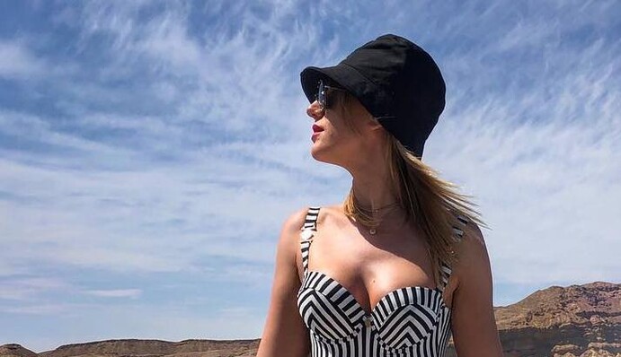 Такая стройная: Леся Никитюк восхитила фигурой в стильном купальнике