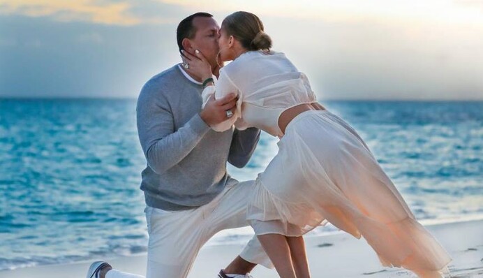 Дженнифер Лопес поделилась трогательными фото с помолвки