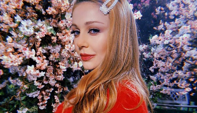 Девочка-весна: Тина Кароль в платье за 17 тысяч гривен изумила нежным образом