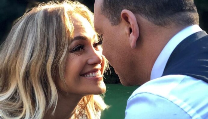 В бикини и с женихом: Дженнифер Лопес после помолвки отдыхает на Багамах