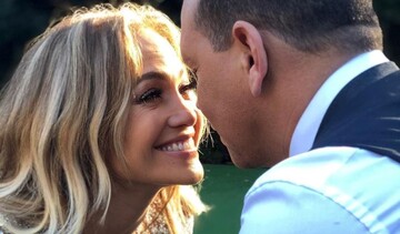 В бикини и с женихом: Дженнифер Лопес после помолвки отдыхает на Багамах