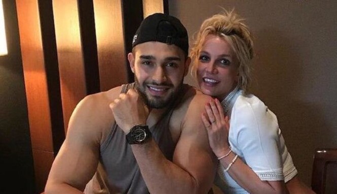 Бритни Спирс не может выйти замуж из-за отца