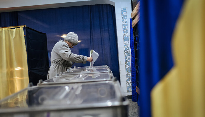 Матдопомога за голос: як українці платять за підкуп самих себе
