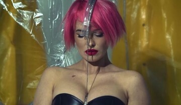 Астафьева похвасталась аппетитными формами в новом клипе