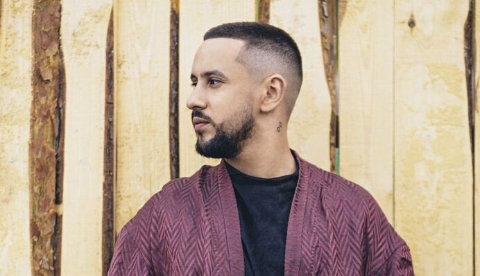 Перерезал пуповину: MONATIK откровенно рассказал о партнерских родах