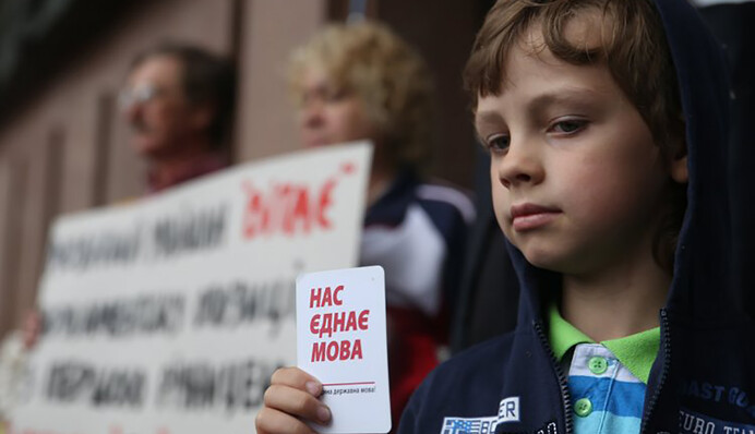 Максимум для пиара: буксование языкового закона выгодно только одному человеку