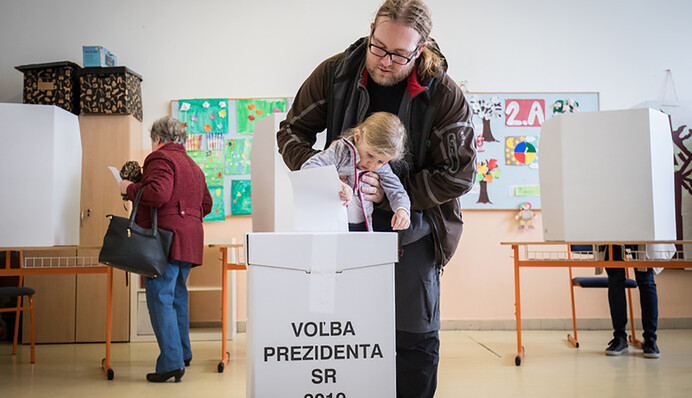 Люди втомилися від старої влади: сусідка України вибирає неочікуваного президента