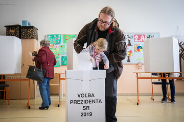 Люди втомилися від старої влади: сусідка України вибирає неочікуваного президента