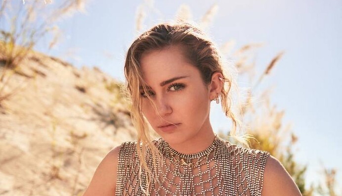 Готова к вечеринке: голая Майли Сайрус подразнила поклонников