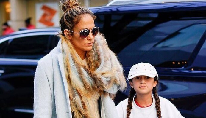 С сумочкой за 100 тысяч долларов: Дженнифер Лопес удивила образом на шопинге с дочерью