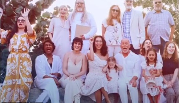 Деми Мур в платье от украинского бренда засветилась на второй свадьбе Брюса Уиллиса