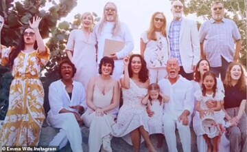 Деми Мур в платье от украинского бренда засветилась на второй свадьбе Брюса Уиллиса